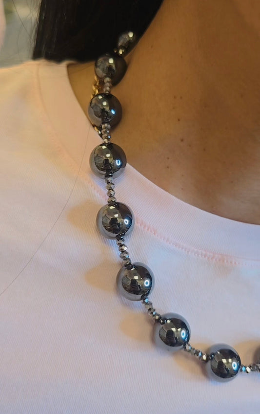 Eclipse Hematite Necklace
Elegancia Magnética. Fuerza Natural.