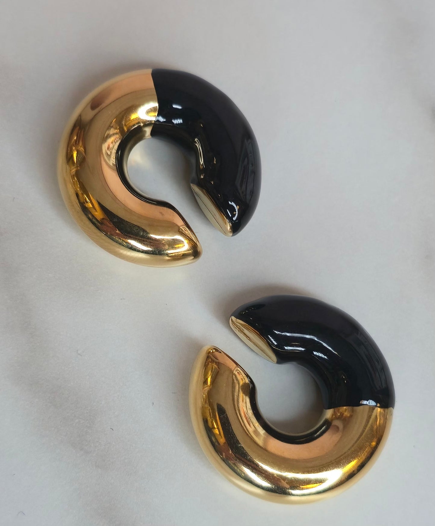 Obsidian gold cuff