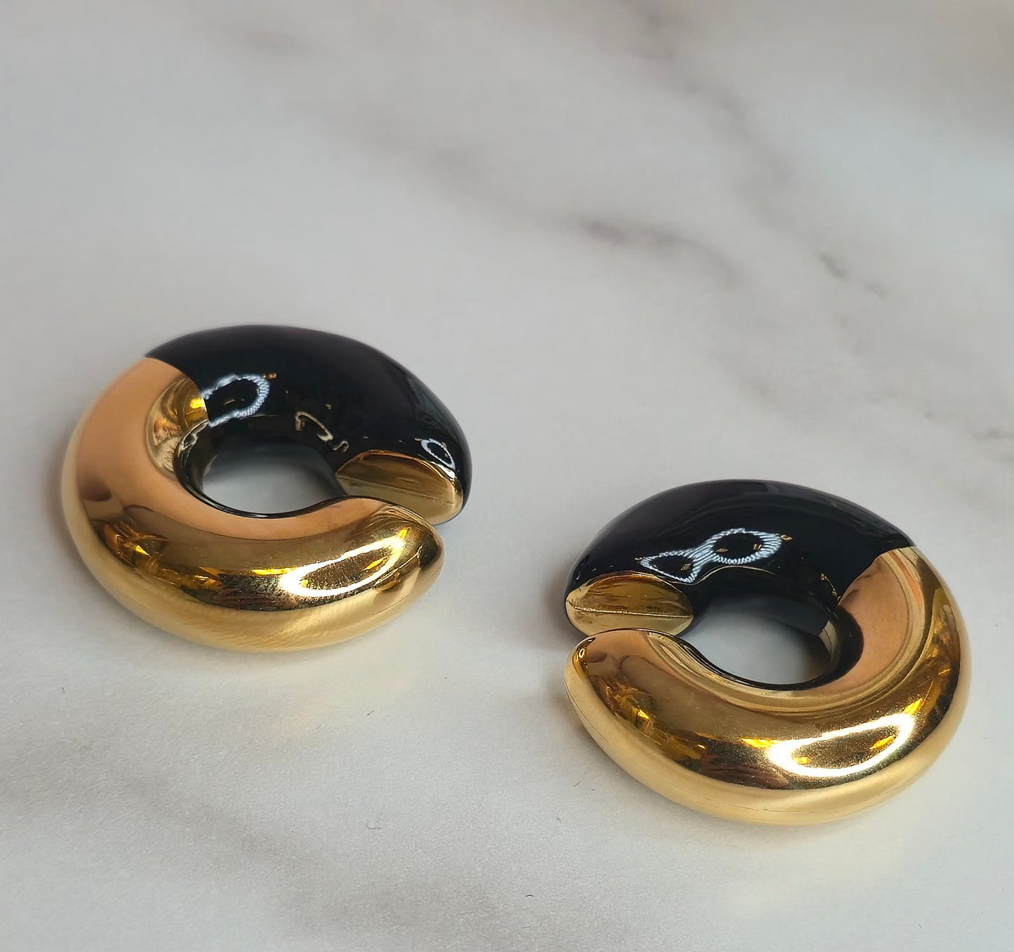 Obsidian gold cuff